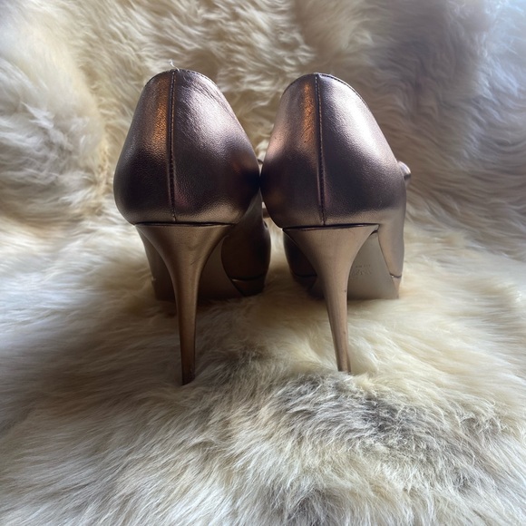 PRICE DROP‼️Rose Gold Valentino Garavani bow heels size 37 - Picture 5 of 8